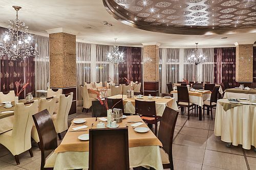 Restaurant of Thermal Hotel Apollo - apartments in Hajduszoboszlo - wellness weekend