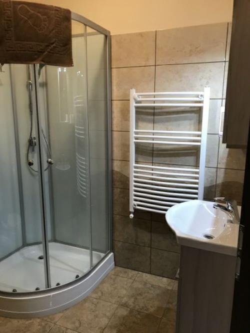 Cheap Hotel Royal in Cserkeszolo with bathroom