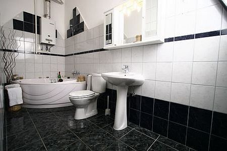 Bathroom of Central Hotel 21 with cheap accommodation in Budapest